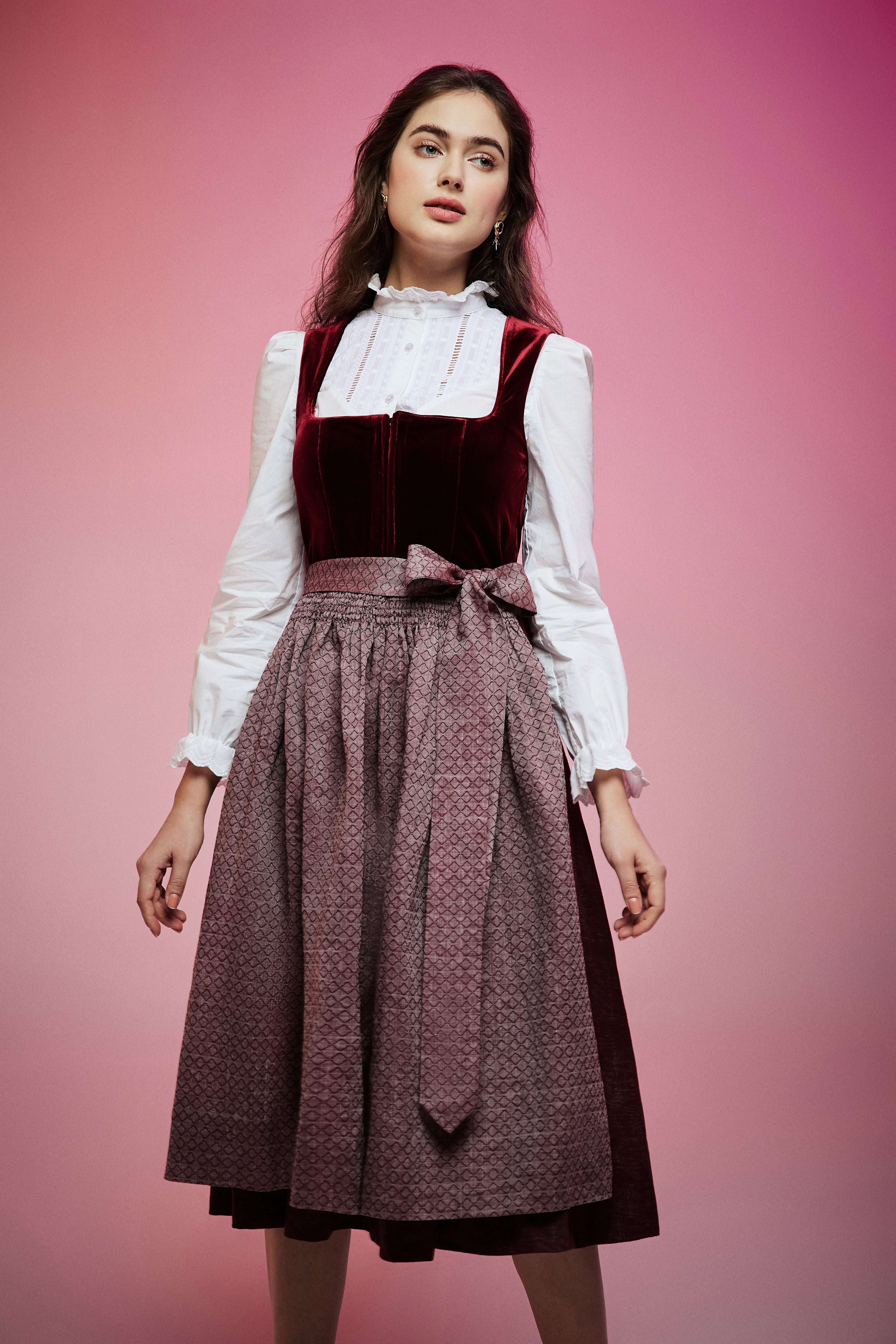 SAMT DIRNDL ADELA IN ROT mit 2 SCHÜRZEN